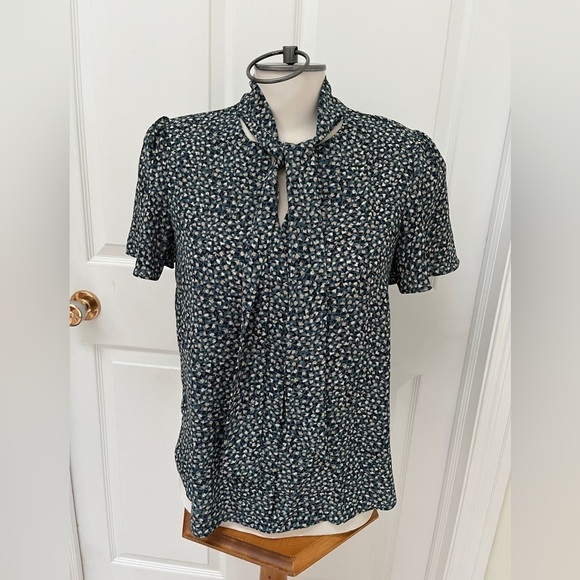 Reitmans Tops - Reitmans short sleeve lightweight ladies blouse with Vneck and ties size small